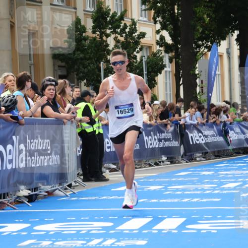 29.06.2025 - hella hamburg halbmarathon Strokosch-Dieckow http://msf.ph/oto/8206180 29.06.2025 10:17:00 Ziel 4116, 16529 meine-sportfotos.de