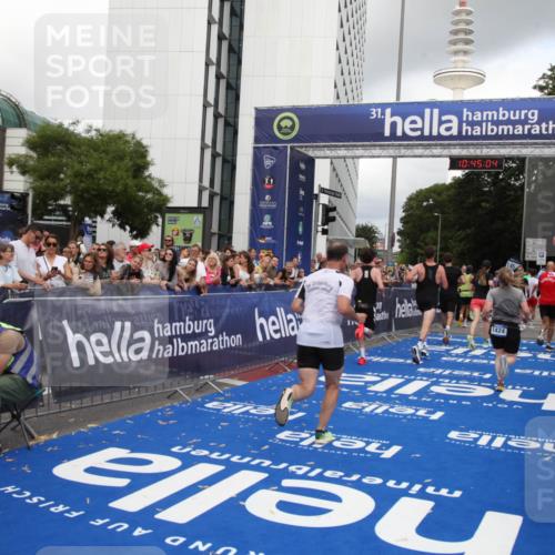 29.06.2025 - hella hamburg halbmarathon Michael Strokosch http://msf.ph/oto/8206182 29.06.2025 10:45:03 Ziel 1171, 1424, 1520, 2890, 4425, 6266, 7709, 7843, 9030, 11688, 15334, 16058, 17381, 17382, 17406, 17544, 18055, 18631 meine-sportfotos.de