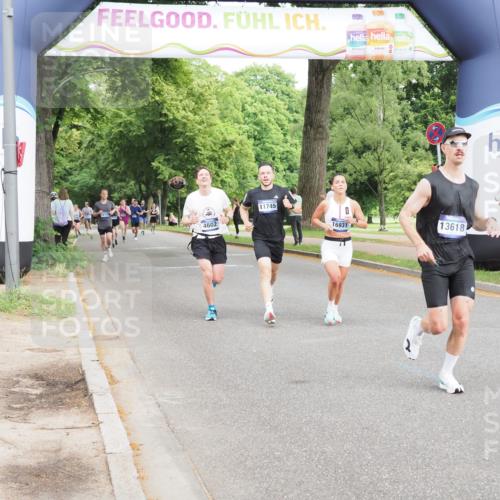 29.06.2025 - hella hamburg halbmarathon MichiJ http://msf.ph/oto/8206189 29.06.2025 10:22:29 Zwischen KM18-KM19 2879, 10453, 11745, 13618, 14908, 15326, 16881, 16931, 17151, 18679, 19059 meine-sportfotos.de
