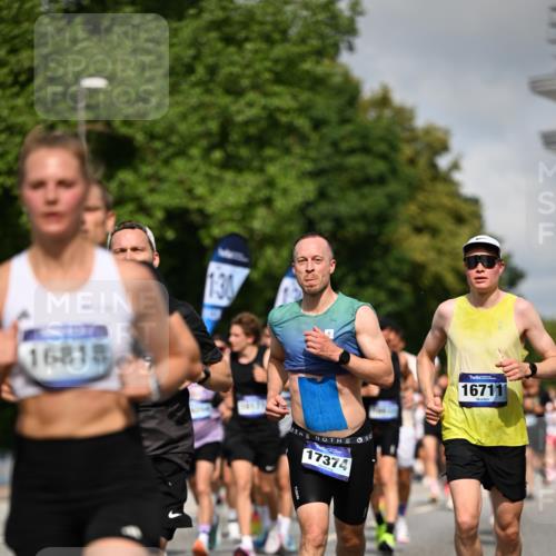 29.06.2025 - hella hamburg halbmarathon Dr. Thomas Lammeyer http://msf.ph/oto/8206192 29.06.2025 09:48:31 Kennedybrücke 1758, 1990, 2746, 3043, 4050, 5070, 5269, 5328, 5746, 5826, 6781, 7272, 7723, 8209, 8883, 9137, 9381, 9634, 10171, 10486, 11169, 11413 meine-sportfotos.de