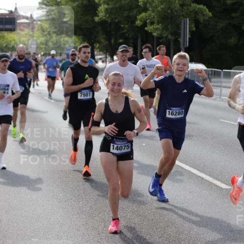 29.06.2025 - hella hamburg halbmarathon Jannik Wohlers http://msf.ph/oto/8206245 29.06.2025 09:48:40 Lombardsbrücke 1042, 1571, 1600, 1603, 2044, 2707, 2797, 4062, 5003, 5124, 6037, 6047, 7310, 7482, 7743, 7981, 8002, 8358, 9640, 10369, 10451, 10738, 10877, 11106, 11177, 11423, 11447, 12088, 12091, 12168, 12739, 13064, 13137, 13190, 13372, 13755, 13900, 14075, 14603, 14820, 15161, 15178, 16280, 16400, 17078, 17097, 17489, 17612, 17723, 17792, 17916, 18004, 18062, 18614, 19004 meine-sportfotos.de