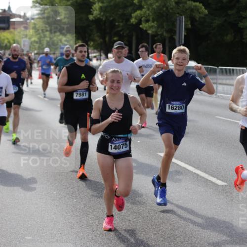 29.06.2025 - hella hamburg halbmarathon Jannik Wohlers http://msf.ph/oto/8206275 29.06.2025 09:48:40 Lombardsbrücke 1042, 1571, 1600, 1603, 2044, 2707, 2797, 4062, 5003, 5124, 6037, 6047, 7310, 7482, 7743, 7981, 8002, 8358, 9640, 10369, 10451, 10738, 10877, 11106, 11177, 11423, 11447, 12088, 12091, 12168, 12739, 13064, 13137, 13190, 13372, 13755, 13900, 14075, 14603, 14820, 15161, 15178, 16280, 16400, 17078, 17097, 17489, 17612, 17723, 17792, 17916, 18004, 18062, 18614, 19004 meine-sportfotos.de