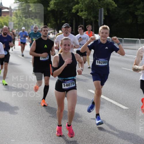 29.06.2025 - hella hamburg halbmarathon Jannik Wohlers http://msf.ph/oto/8206300 29.06.2025 09:48:40 Lombardsbrücke 1042, 1571, 1600, 1603, 2044, 2707, 2797, 4062, 5003, 5124, 6037, 6047, 7310, 7482, 7743, 7981, 8002, 8358, 9640, 10369, 10451, 10738, 10877, 11106, 11177, 11423, 11447, 12088, 12091, 12168, 12739, 13064, 13137, 13190, 13372, 13755, 13900, 14075, 14603, 14820, 15161, 15178, 16280, 16400, 17078, 17097, 17489, 17612, 17723, 17792, 17916, 18004, 18062, 18614, 19004 meine-sportfotos.de