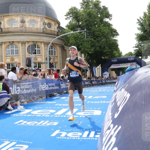 29.06.2025 - hella hamburg halbmarathon Strokosch-Dieckow http://msf.ph/oto/8206441 29.06.2025 10:17:09 Ziel 4116 meine-sportfotos.de