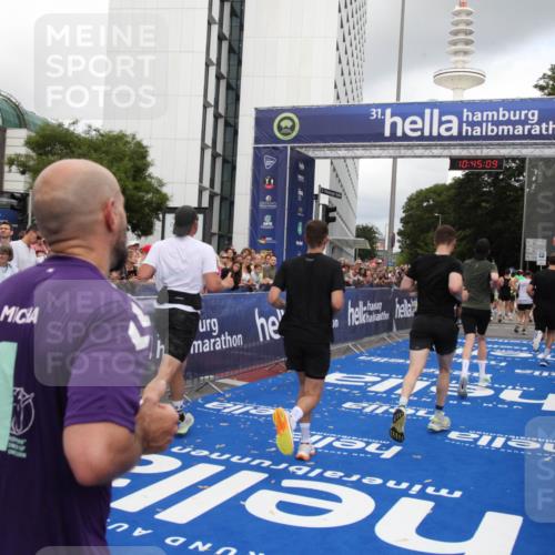 29.06.2025 - hella hamburg halbmarathon Michael Strokosch http://msf.ph/oto/8206478 29.06.2025 10:45:08 Ziel 1171, 2270, 3917, 4997, 6266, 7709, 7843, 9710, 10313, 10741, 11688, 13919, 15334, 15365, 16058, 16689, 17381, 17544 meine-sportfotos.de