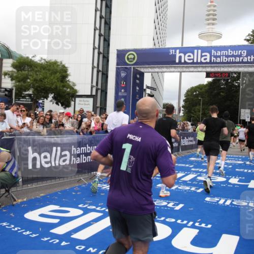 29.06.2025 - hella hamburg halbmarathon Michael Strokosch http://msf.ph/oto/8206498 29.06.2025 10:45:08 Ziel 1171, 2270, 3917, 4997, 6266, 7709, 7843, 9710, 10313, 10741, 11688, 13919, 15334, 15365, 16058, 16689, 17381, 17544 meine-sportfotos.de