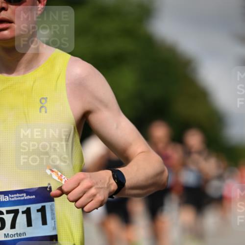 29.06.2025 - hella hamburg halbmarathon Dr. Thomas Lammeyer http://msf.ph/oto/8206507 29.06.2025 09:48:33 Kennedybrücke 1758, 1990, 2746, 3043, 4050, 4698, 5070, 5269, 5328, 5746, 5826, 6781, 7272, 7723, 8209, 8883, 9137, 9381, 9634, 10171, 10486, 11169, 11413 meine-sportfotos.de