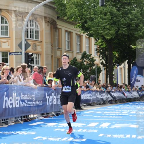29.06.2025 - hella hamburg halbmarathon Strokosch-Dieckow http://msf.ph/oto/8206586 29.06.2025 10:17:23 Ziel 18694 meine-sportfotos.de
