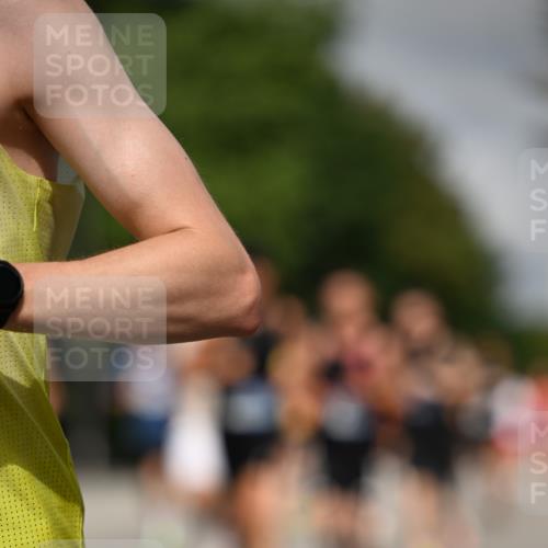 29.06.2025 - hella hamburg halbmarathon Dr. Thomas Lammeyer http://msf.ph/oto/8206601 29.06.2025 09:48:34 Kennedybrücke 1758, 1990, 2746, 3043, 4050, 4679, 4698, 5070, 5269, 5328, 5746, 5826, 6358, 6781, 7272, 7481, 7723, 8209, 8883, 9137, 9381, 9634, 10017, 10171, 10486, 11169, 11413 meine-sportfotos.de