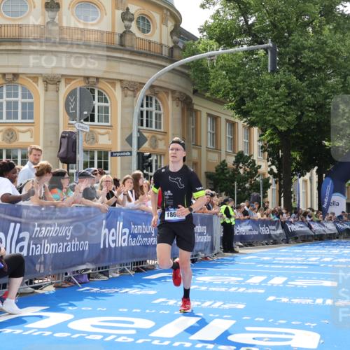 29.06.2025 - hella hamburg halbmarathon Strokosch-Dieckow http://msf.ph/oto/8206613 29.06.2025 10:17:23 Ziel 18694 meine-sportfotos.de