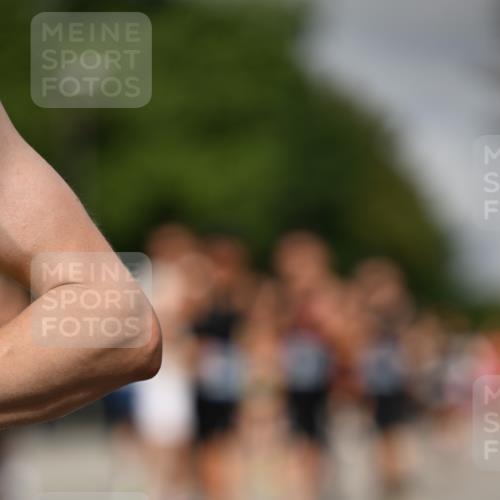 29.06.2025 - hella hamburg halbmarathon Dr. Thomas Lammeyer http://msf.ph/oto/8206619 29.06.2025 09:48:34 Kennedybrücke 1758, 1990, 2746, 3043, 4050, 4679, 4698, 5070, 5269, 5328, 5746, 5826, 6358, 6781, 7272, 7481, 7723, 8209, 8883, 9137, 9381, 9634, 10017, 10171, 10486, 11169, 11413 meine-sportfotos.de