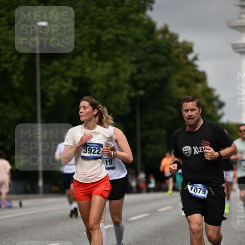 29.06.2025 - hella hamburg halbmarathon Dr. Thomas Lammeyer http://msf.ph/oto/8206628 29.06.2025 10:12:06 Kennedybrücke 1079, 1173, 1427, 2032, 3328, 3922, 4228, 4864, 5347, 5899, 6100, 7019, 7476, 9338 meine-sportfotos.de