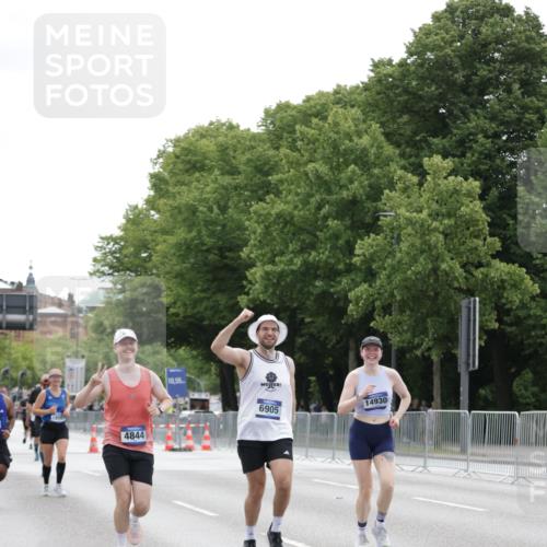 29.06.2025 - hella hamburg halbmarathon Jannik Wohlers http://msf.ph/oto/8206641 29.06.2025 10:26:03 Lombardsbrücke 1300, 3617, 4267, 4268, 4315, 4844, 6905, 7929, 8357, 8942, 11107, 12126, 12826, 12827, 13264, 14930, 15807, 17712, 18087 meine-sportfotos.de