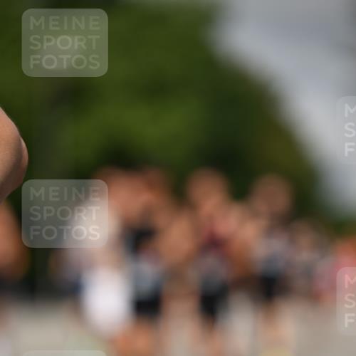 29.06.2025 - hella hamburg halbmarathon Dr. Thomas Lammeyer http://msf.ph/oto/8206647 29.06.2025 09:48:34 Kennedybrücke 1758, 1990, 2746, 3043, 4050, 4679, 4698, 5070, 5269, 5328, 5746, 5826, 6358, 6781, 7272, 7481, 7723, 8209, 8883, 9137, 9381, 9634, 10017, 10171, 10486, 11169, 11413 meine-sportfotos.de