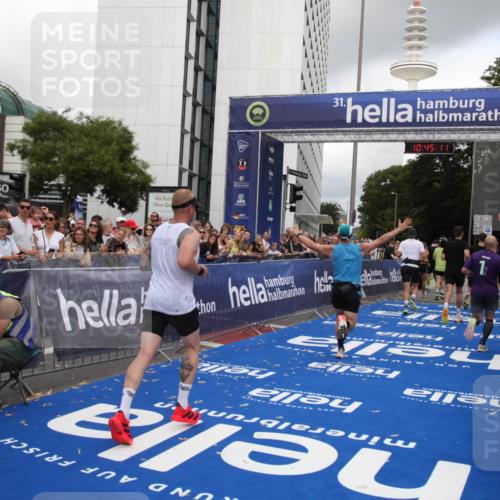 29.06.2025 - hella hamburg halbmarathon Michael Strokosch http://msf.ph/oto/8206697 29.06.2025 10:45:10 Ziel 1171, 2270, 3917, 4997, 6266, 6575, 6819, 7709, 7843, 9302, 9710, 10313, 10741, 11688, 13919, 15334, 15365, 16685, 16689, 17381, 17960 meine-sportfotos.de