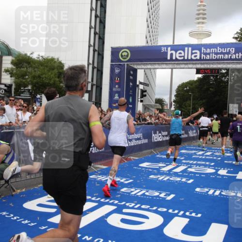 29.06.2025 - hella hamburg halbmarathon Michael Strokosch http://msf.ph/oto/8206707 29.06.2025 10:45:10 Ziel 1171, 2270, 3917, 4997, 6266, 6575, 6819, 7709, 7843, 9302, 9710, 10313, 10741, 11688, 13919, 15334, 15365, 16685, 16689, 17381, 17960 meine-sportfotos.de