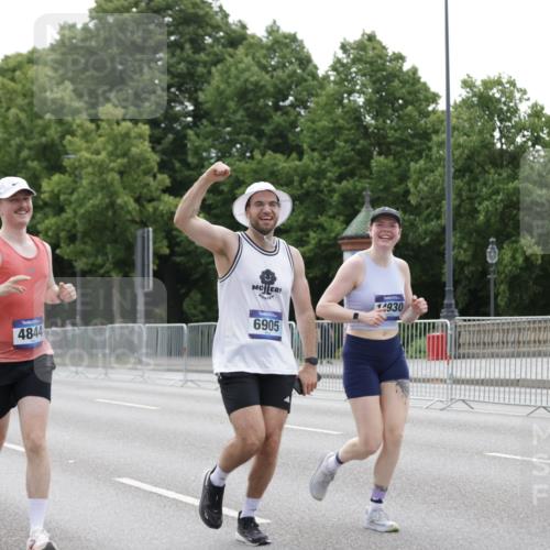 29.06.2025 - hella hamburg halbmarathon Jannik Wohlers http://msf.ph/oto/8206921 29.06.2025 10:26:05 Lombardsbrücke 1300, 4267, 4268, 4315, 4844, 6905, 7929, 8079, 8357, 8942, 12126, 13264, 14930, 15807, 17712, 18087 meine-sportfotos.de