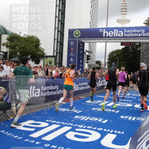 29.06.2025 - hella hamburg halbmarathon Michael Strokosch http://msf.ph/oto/8206953 29.06.2025 10:45:16 Ziel 2270, 6054, 6375, 6575, 6819, 7087, 9302, 10313, 12783, 15636, 15651, 15741, 15760, 16513, 16685, 16689, 17120, 17960, 18346, 18718 meine-sportfotos.de