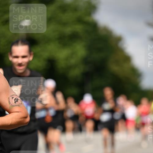 29.06.2025 - hella hamburg halbmarathon Dr. Thomas Lammeyer http://msf.ph/oto/8206975 29.06.2025 09:48:37 Kennedybrücke 1758, 1990, 2689, 2746, 3043, 4050, 4679, 4698, 4749, 5070, 5328, 5746, 5826, 6358, 6781, 7272, 7481, 7723, 8209, 8883, 9137, 9381, 9634, 10017, 10171, 10486, 11169, 11413 meine-sportfotos.de