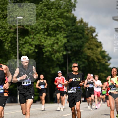 29.06.2025 - hella hamburg halbmarathon Dr. Thomas Lammeyer http://msf.ph/oto/8207073 29.06.2025 09:48:38 Kennedybrücke 1758, 1990, 2689, 2746, 3043, 4050, 4129, 4679, 4698, 4749, 5070, 5328, 5746, 5826, 6358, 6781, 7272, 7481, 7723, 8209, 8883, 9137, 9381, 9634, 10017, 10171, 11169, 11413 meine-sportfotos.de
