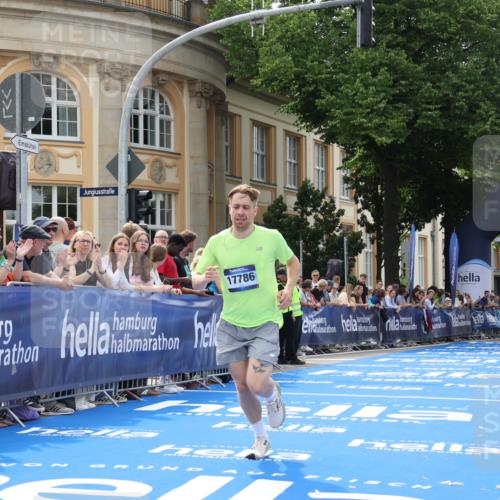 29.06.2025 - hella hamburg halbmarathon Strokosch-Dieckow http://msf.ph/oto/8207101 29.06.2025 10:18:12 Ziel 17786 meine-sportfotos.de