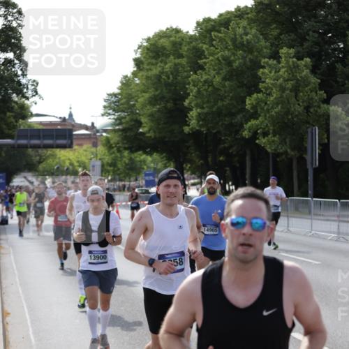 29.06.2025 - hella hamburg halbmarathon Jannik Wohlers http://msf.ph/oto/8207107 29.06.2025 09:48:44 Lombardsbrücke 1571, 1600, 1603, 2044, 2707, 2797, 4062, 5050, 5889, 6037, 6047, 6771, 7109, 7310, 7482, 7743, 7981, 8002, 8358, 9640, 10369, 10451, 10877, 11106, 11177, 11423, 11447, 11952, 12088, 12091, 12168, 12739, 13064, 13158, 13190, 13755, 13900, 14075, 14311, 14603, 14905, 15178, 16280, 16400, 17078, 17097, 17489, 17612, 17723, 17792, 17916, 18062, 18614, 19004 meine-sportfotos.de