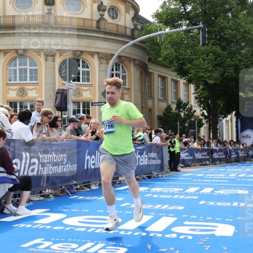 29.06.2025 - hella hamburg halbmarathon Strokosch-Dieckow http://msf.ph/oto/8207132 29.06.2025 10:18:12 Ziel 17786 meine-sportfotos.de
