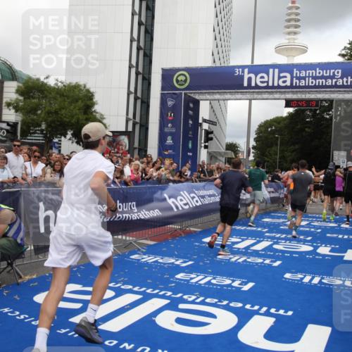 29.06.2025 - hella hamburg halbmarathon Michael Strokosch http://msf.ph/oto/8207145 29.06.2025 10:45:18 Ziel 2188, 6054, 6375, 6575, 6819, 7087, 9302, 10064, 12783, 15563, 15636, 15651, 15741, 15760, 16513, 16685, 17120, 17960, 18346, 18718 meine-sportfotos.de