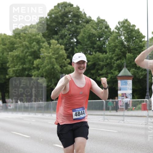 29.06.2025 - hella hamburg halbmarathon Jannik Wohlers http://msf.ph/oto/8207150 29.06.2025 10:26:06 Lombardsbrücke 1300, 2643, 4267, 4268, 4315, 4844, 6905, 7929, 8079, 8357, 8942, 11270, 12126, 13264, 14930, 15807, 17712, 18087 meine-sportfotos.de