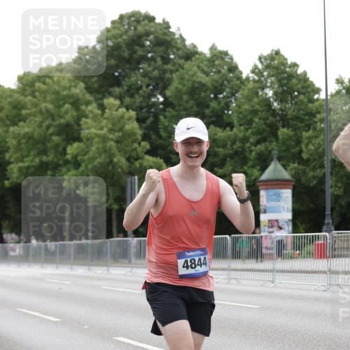 29.06.2025 - hella hamburg halbmarathon Jannik Wohlers http://msf.ph/oto/8207197 29.06.2025 10:26:07 Lombardsbrücke 1300, 2643, 4267, 4844, 6905, 7929, 8079, 8357, 8942, 11270, 12126, 13264, 14930, 15807, 17675, 17712, 18087 meine-sportfotos.de
