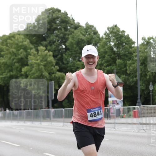 29.06.2025 - hella hamburg halbmarathon Jannik Wohlers http://msf.ph/oto/8207258 29.06.2025 10:26:07 Lombardsbrücke 1300, 2643, 4267, 4844, 6905, 7929, 8079, 8357, 8942, 11270, 12126, 13264, 14930, 15807, 17675, 17712, 18087 meine-sportfotos.de