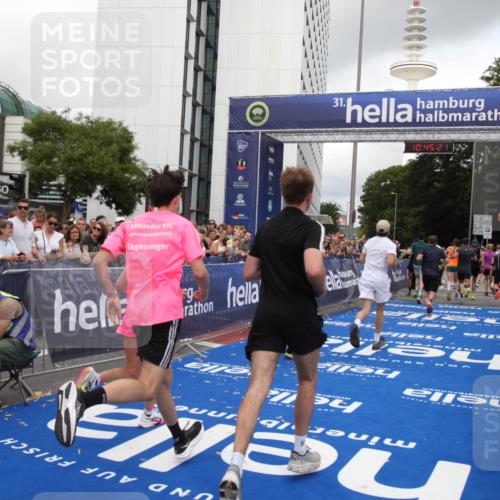 29.06.2025 - hella hamburg halbmarathon Michael Strokosch http://msf.ph/oto/8207288 29.06.2025 10:45:20 Ziel 2188, 5706, 6054, 6375, 7087, 9105, 10064, 12783, 15563, 15636, 15651, 15741, 15760, 16513, 17120, 18346, 18718 meine-sportfotos.de