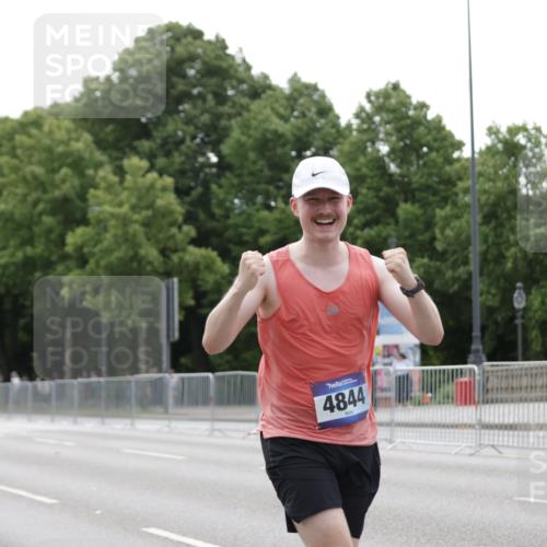 29.06.2025 - hella hamburg halbmarathon Jannik Wohlers http://msf.ph/oto/8207289 29.06.2025 10:26:07 Lombardsbrücke 1300, 2643, 4267, 4844, 6905, 7929, 8079, 8357, 8942, 11270, 12126, 13264, 14930, 15807, 17675, 17712, 18087 meine-sportfotos.de