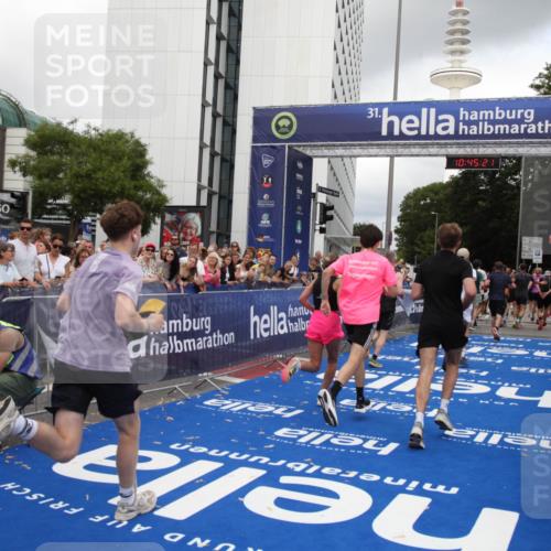 29.06.2025 - hella hamburg halbmarathon Michael Strokosch http://msf.ph/oto/8207294 29.06.2025 10:45:20 Ziel 2188, 5706, 6054, 6375, 7087, 9105, 10064, 12783, 15563, 15636, 15651, 15741, 15760, 16513, 17120, 18346, 18718 meine-sportfotos.de
