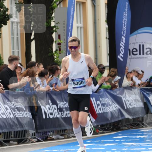 29.06.2025 - hella hamburg halbmarathon Strokosch-Dieckow http://msf.ph/oto/8207297 29.06.2025 10:18:51 Ziel 6380, 11342 meine-sportfotos.de