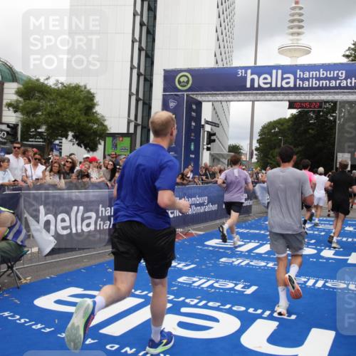 29.06.2025 - hella hamburg halbmarathon Michael Strokosch http://msf.ph/oto/8207299 29.06.2025 10:45:21 Ziel 2188, 2367, 2470, 5706, 6054, 6375, 9105, 10064, 12783, 15563, 15636, 15651, 15741, 15760, 16513 meine-sportfotos.de