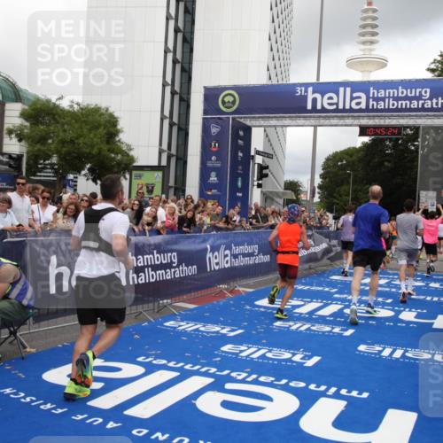 29.06.2025 - hella hamburg halbmarathon Michael Strokosch http://msf.ph/oto/8207315 29.06.2025 10:45:23 Ziel 2188, 2367, 2470, 3186, 5706, 6054, 9105, 10064, 11469, 12783, 15563, 15636, 15741, 15760, 16513, 17499 meine-sportfotos.de