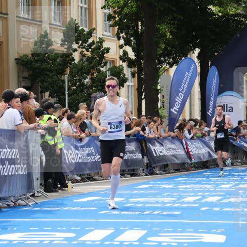 29.06.2025 - hella hamburg halbmarathon Strokosch-Dieckow http://msf.ph/oto/8207318 29.06.2025 10:18:52 Ziel 6380, 11342 meine-sportfotos.de