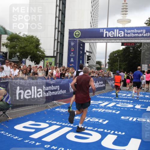 29.06.2025 - hella hamburg halbmarathon Michael Strokosch http://msf.ph/oto/8207336 29.06.2025 10:45:24 Ziel 1697, 2188, 2367, 2470, 3186, 5706, 9105, 10064, 11469, 12783, 14703, 15563, 15636, 15741, 15760, 16513, 17499 meine-sportfotos.de