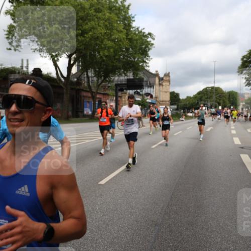 29.06.2025 - hella hamburg halbmarathon Yannick Fuchs http://msf.ph/oto/8207396 29.06.2025 10:44:56 20KM 1461, 1466, 1750, 1817, 2207, 2540, 2880, 3654, 4077, 4816, 5018, 5115, 6027, 6712, 7052, 7134, 7369, 7397, 7583, 7930, 7932, 8117, 8205, 8261, 8819, 9057, 10215, 11214, 11422, 12016, 12778, 12949, 13008, 13687, 13701, 13808, 13875, 14034, 14125, 14626, 15362, 15395, 15720, 16285, 16291, 17129, 17179, 17221, 17384, 17823, 18006, 18182, 18394, 18413, 18489 meine-sportfotos.de