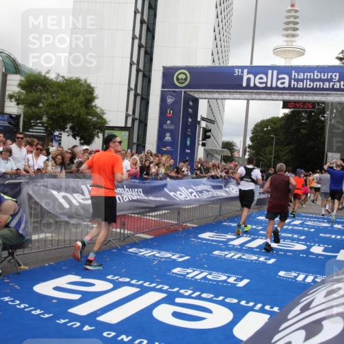 29.06.2025 - hella hamburg halbmarathon Michael Strokosch http://msf.ph/oto/8207411 29.06.2025 10:45:25 Ziel 1697, 2188, 2367, 2470, 3186, 5706, 9105, 10064, 11469, 14703, 15563, 15741, 17499, 18407 meine-sportfotos.de