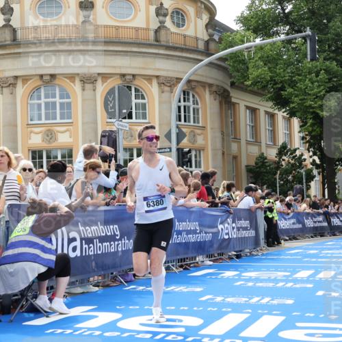 29.06.2025 - hella hamburg halbmarathon Strokosch-Dieckow http://msf.ph/oto/8207428 29.06.2025 10:18:54 Ziel 6380, 11342 meine-sportfotos.de