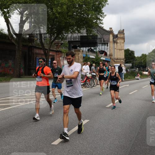 29.06.2025 - hella hamburg halbmarathon Yannick Fuchs http://msf.ph/oto/8207451 29.06.2025 10:44:56 20KM 1461, 1466, 1750, 1817, 2207, 2540, 2880, 3654, 4077, 4816, 5018, 5115, 6027, 6712, 7052, 7134, 7369, 7397, 7583, 7930, 7932, 8117, 8205, 8261, 8819, 9057, 10215, 11214, 11422, 12016, 12778, 12949, 13008, 13687, 13701, 13808, 13875, 14034, 14125, 14626, 15362, 15395, 15720, 16285, 16291, 17129, 17179, 17221, 17384, 17823, 18006, 18182, 18394, 18413, 18489 meine-sportfotos.de