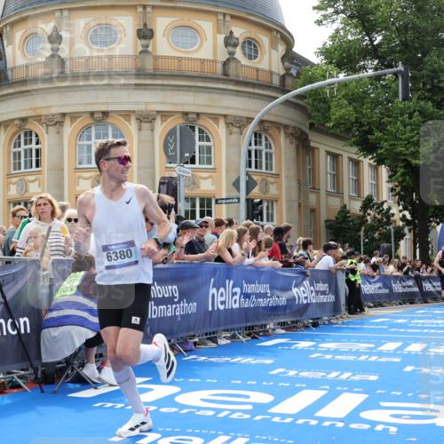 29.06.2025 - hella hamburg halbmarathon Strokosch-Dieckow http://msf.ph/oto/8207458 29.06.2025 10:18:55 Ziel 6380, 11342 meine-sportfotos.de