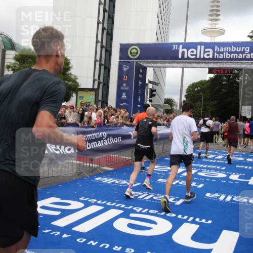 29.06.2025 - hella hamburg halbmarathon Michael Strokosch http://msf.ph/oto/8207470 29.06.2025 10:45:26 Ziel 1697, 2188, 2367, 2470, 3186, 5706, 9105, 10064, 11469, 12643, 14703, 15563, 17499, 18407 meine-sportfotos.de