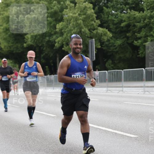 29.06.2025 - hella hamburg halbmarathon Jannik Wohlers http://msf.ph/oto/8207477 29.06.2025 10:26:08 Lombardsbrücke 1300, 2643, 4844, 6905, 7929, 8079, 8357, 8942, 11270, 12126, 13264, 14930, 15807, 16788, 17300, 17675, 17712, 18087 meine-sportfotos.de