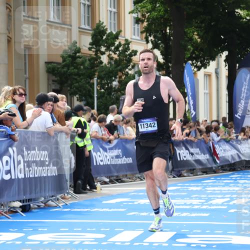 29.06.2025 - hella hamburg halbmarathon Strokosch-Dieckow http://msf.ph/oto/8207486 29.06.2025 10:18:56 Ziel 6380, 11342 meine-sportfotos.de