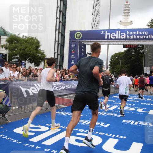 29.06.2025 - hella hamburg halbmarathon Michael Strokosch http://msf.ph/oto/8207502 29.06.2025 10:45:26 Ziel 1697, 2188, 2367, 2470, 3186, 5706, 9105, 10064, 11469, 12643, 14703, 15563, 17499, 18407 meine-sportfotos.de