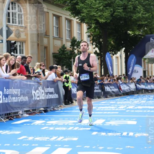 29.06.2025 - hella hamburg halbmarathon Strokosch-Dieckow http://msf.ph/oto/8207511 29.06.2025 10:18:57 Ziel 6380, 11342 meine-sportfotos.de