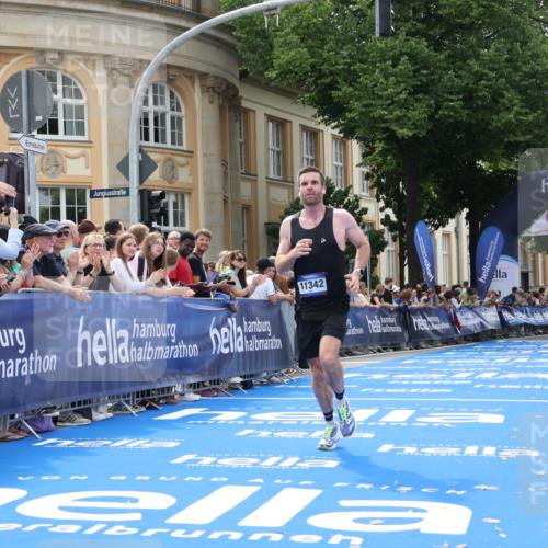 29.06.2025 - hella hamburg halbmarathon Strokosch-Dieckow http://msf.ph/oto/8207543 29.06.2025 10:18:57 Ziel 6380, 11342 meine-sportfotos.de